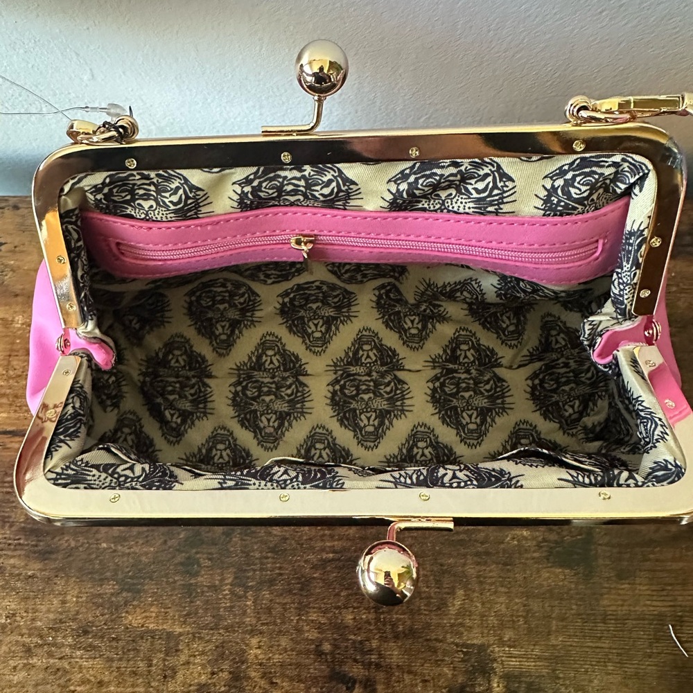 Ed Hardy Pink & Gold Graphic Clutch Handbag w/ Rhinestone Tiger & Kiss Lock NWT - Picture 8 of 9
